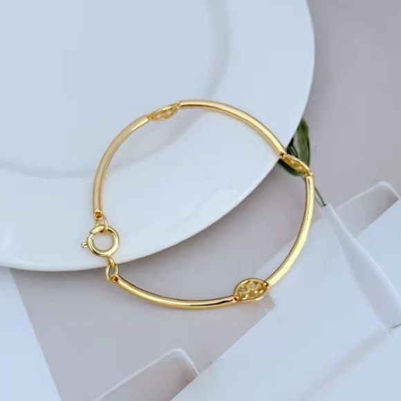Tory Burch 18k Gold plated brass Logo Bracelet - Picture 2 of 3